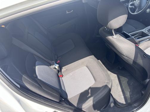 White 2016 Kia Sportage LX