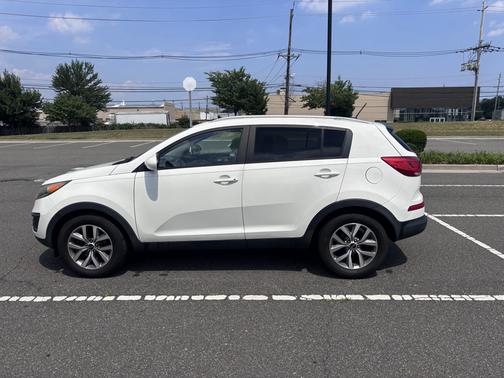 White 2016 Kia Sportage LX