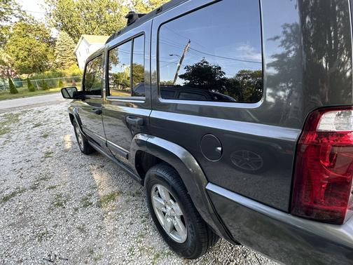 Brown 2006 Jeep Commander Base
