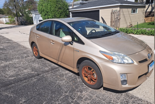 Gold 2010 Toyota Prius IV