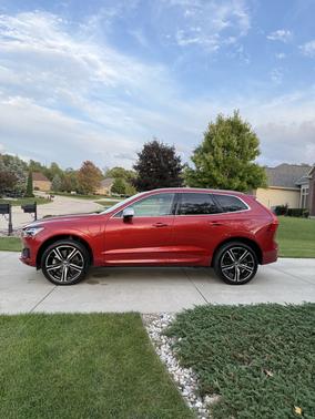 2019 Volvo XC60 Recharge Plug-In Hybrid T8 R-Design