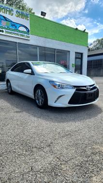 White 2015 Toyota Camry SE
