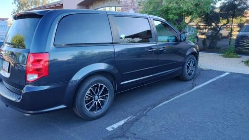 Blue 2013 Dodge Grand Caravan SXT