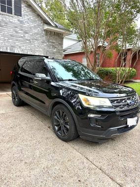 Black 2018 Ford Explorer XLT