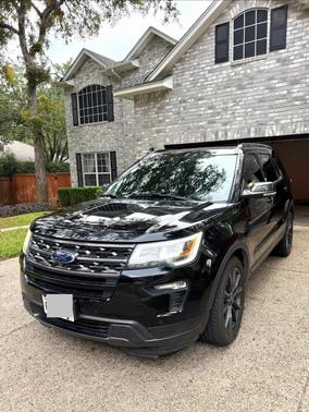 Black 2018 Ford Explorer XLT