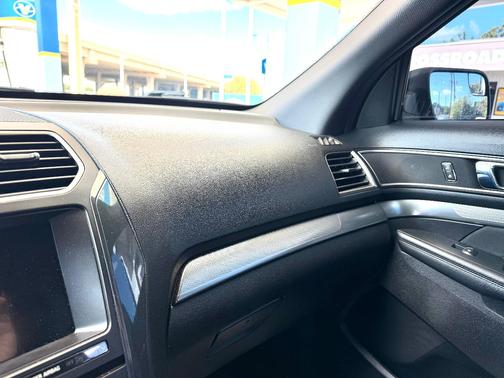 Black 2018 Ford Explorer XLT