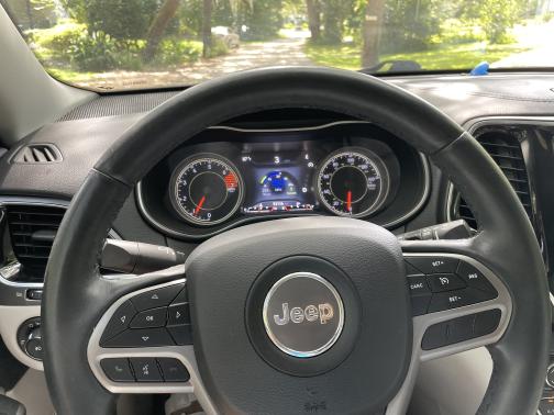 Photo 3 of 12 of 2019 Jeep Cherokee Limited