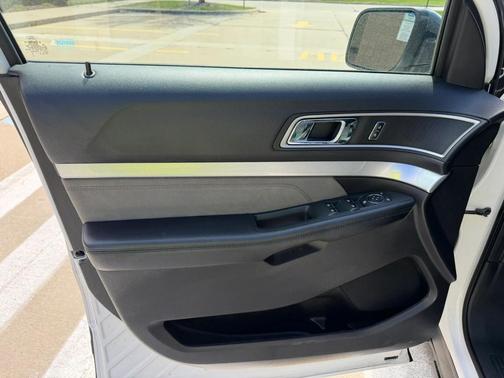 White 2017 Ford Explorer XLT