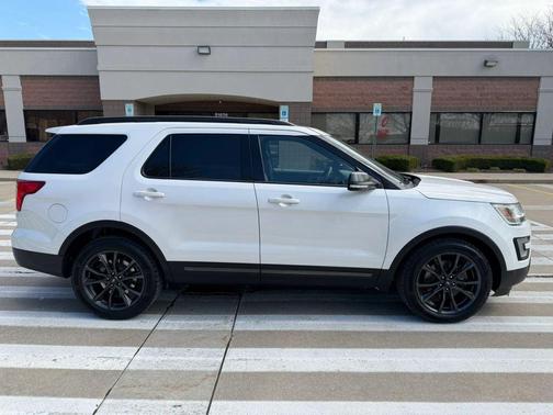White 2017 Ford Explorer XLT