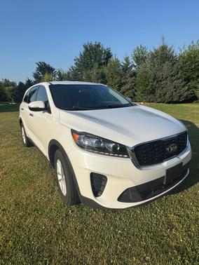White 2019 Kia Sorento LX