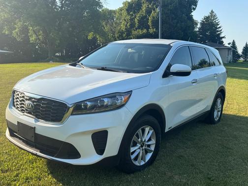 White 2019 Kia Sorento LX