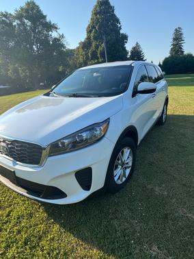 White 2019 Kia Sorento LX