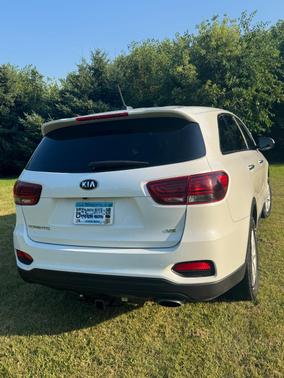 White 2019 Kia Sorento LX
