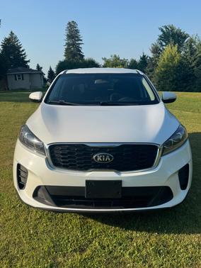 White 2019 Kia Sorento LX