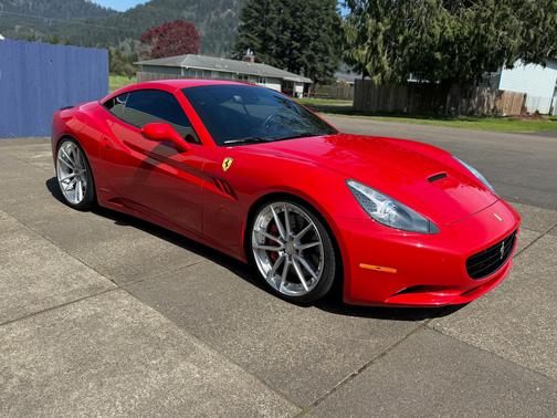 Red 2014 Ferrari California Base