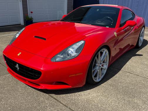 Red 2014 Ferrari California Base