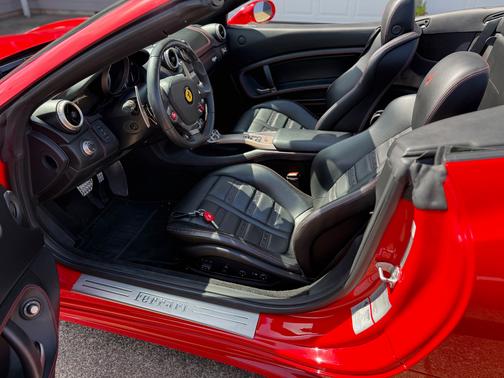 Red 2014 Ferrari California Base