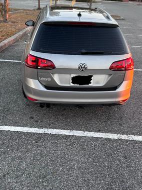 Gold 2017 Volkswagen Golf SportWagen TSI SE