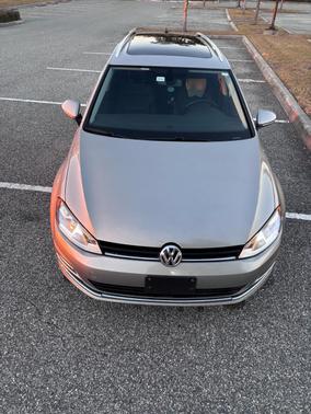 Gold 2017 Volkswagen Golf SportWagen TSI SE