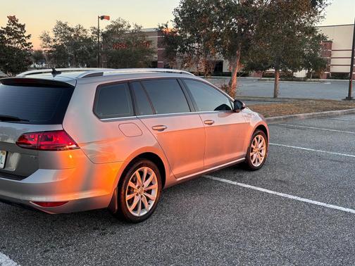 Gold 2017 Volkswagen Golf SportWagen TSI SE