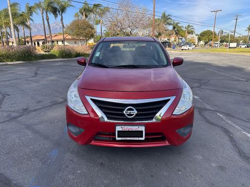 Red 2015 Nissan Versa 1.6 SV