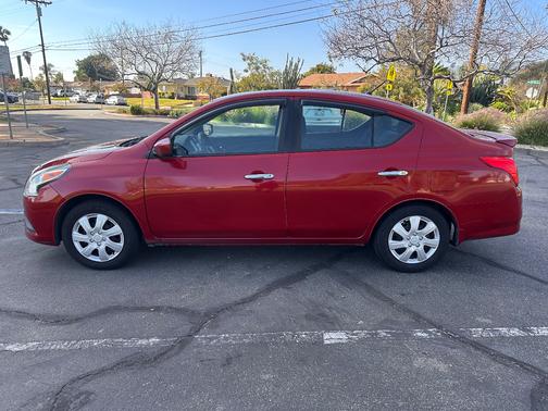 Red 2015 Nissan Versa 1.6 SV