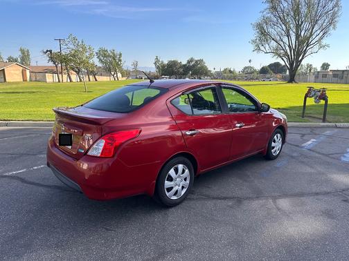 Red 2015 Nissan Versa 1.6 SV