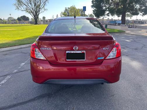 Red 2015 Nissan Versa 1.6 SV