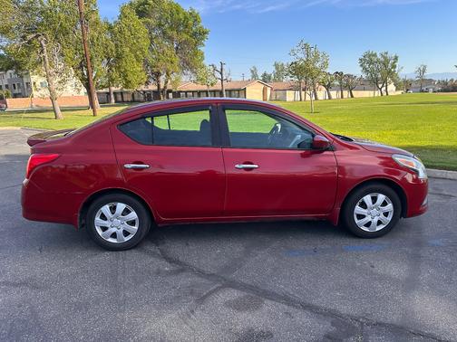 Red 2015 Nissan Versa 1.6 SV