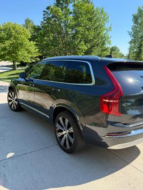Gray 2022 Volvo XC90 Recharge Plug-In Hybrid T8 Inscription 7 Passenger