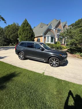 Gray 2022 Volvo XC90 Recharge Plug-In Hybrid T8 Inscription 7 Passenger