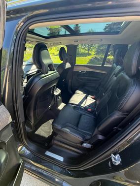 Gray 2022 Volvo XC90 Recharge Plug-In Hybrid T8 Inscription 7 Passenger