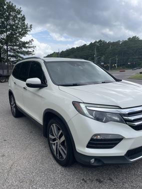 White 2017 Honda Pilot Elite