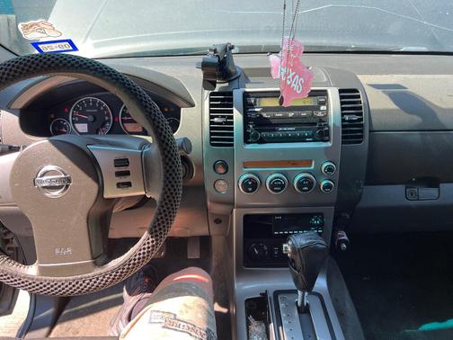 Gray 2005 Nissan Pathfinder SE