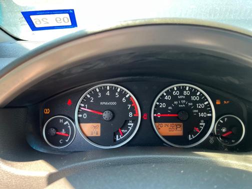 Gray 2005 Nissan Pathfinder SE