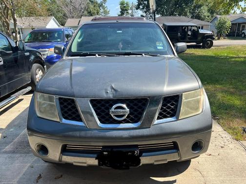 Gray 2005 Nissan Pathfinder SE