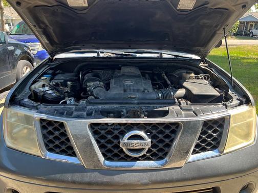 Gray 2005 Nissan Pathfinder SE
