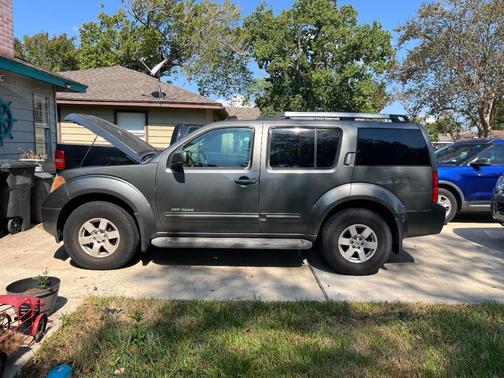 Gray 2005 Nissan Pathfinder SE