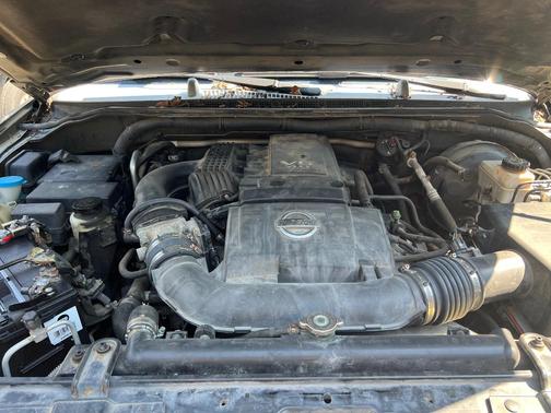 Gray 2005 Nissan Pathfinder SE