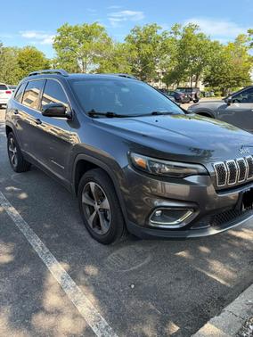 Gray 2019 Jeep Cherokee Limited
