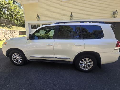 2019 Toyota Land Cruiser Base