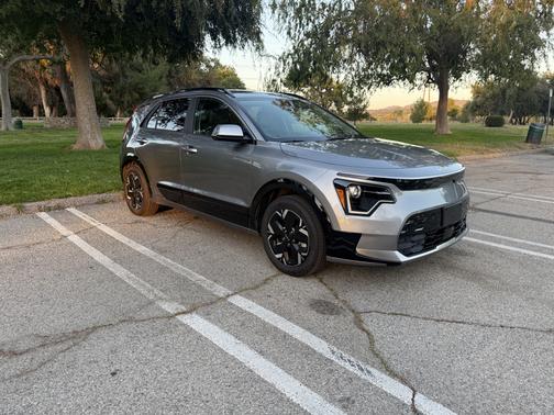 Silver 2024 Kia Niro EV Wind