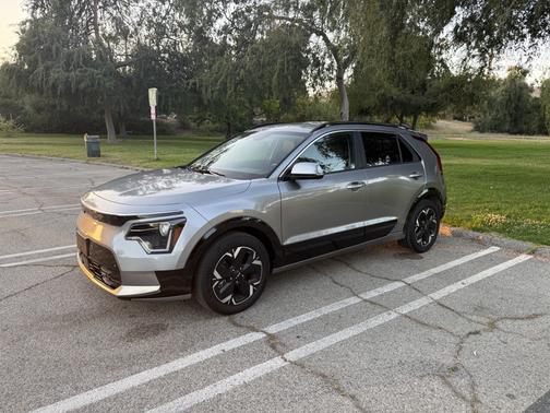 Silver 2024 Kia Niro EV Wind