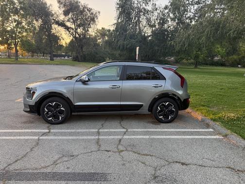 Silver 2024 Kia Niro EV Wind