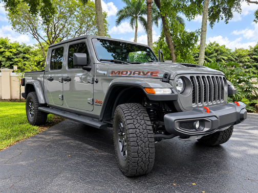 Gray 2023 Jeep Gladiator Mojave