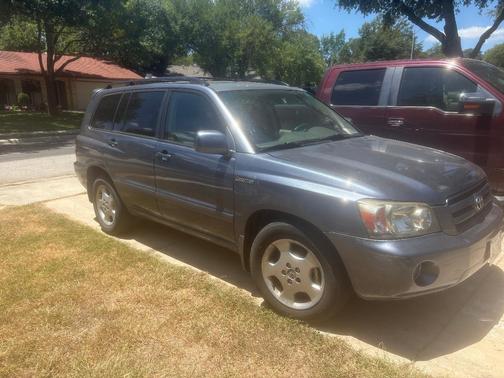 Silver 2004 Toyota Highlander Base