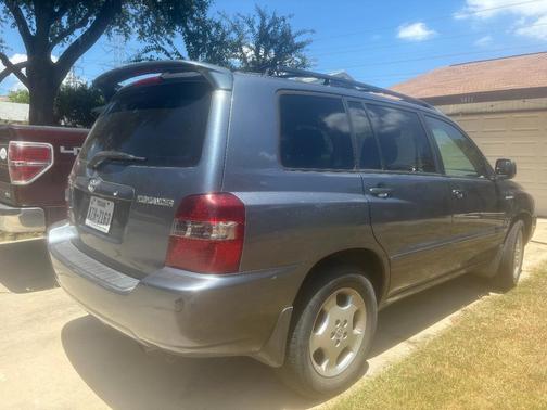 Silver 2004 Toyota Highlander Base