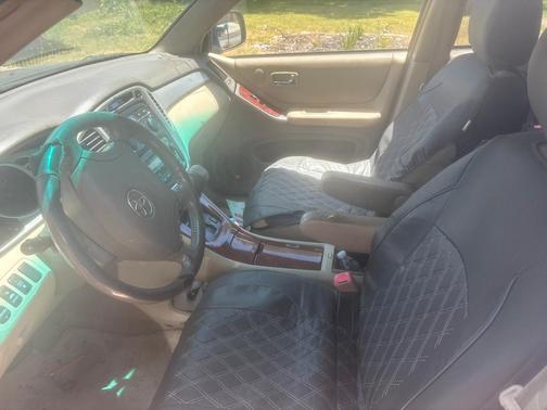 Silver 2004 Toyota Highlander Base