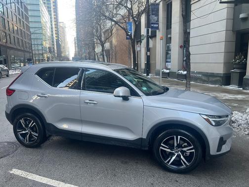 2025 Volvo XC40 B5 Core Bright Theme