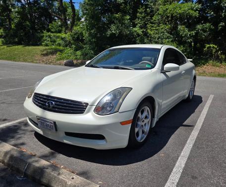 White 2005 INFINITI G35 Base
